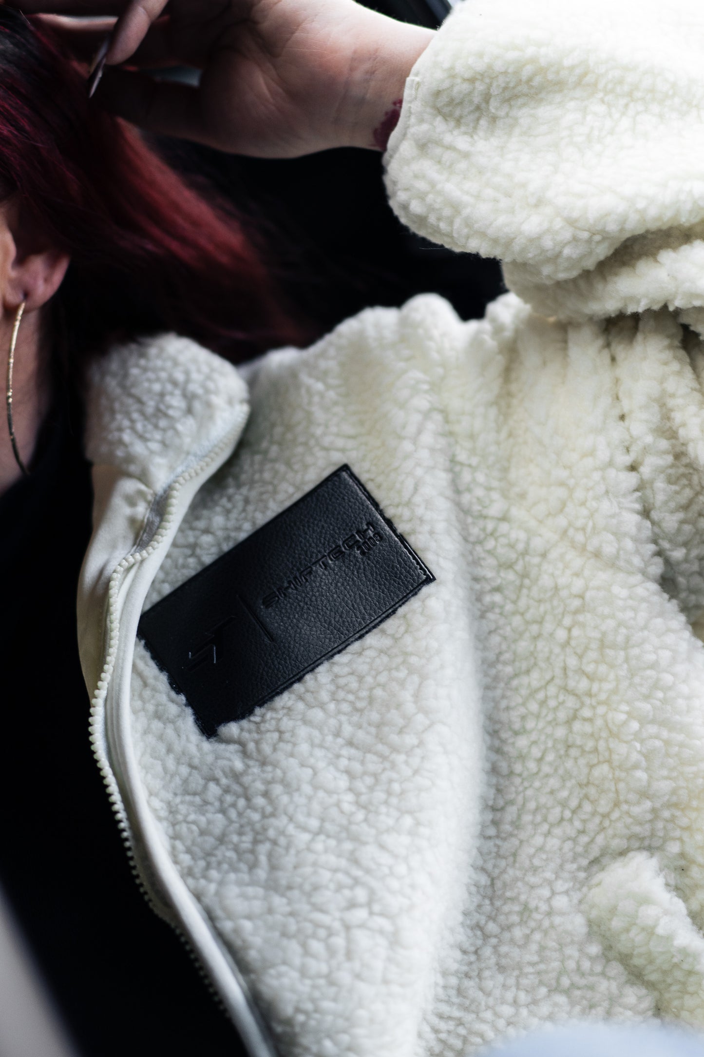 VESTE SHERPA IVOIRE SHIFTECH BRODÉ DOS ROUGE