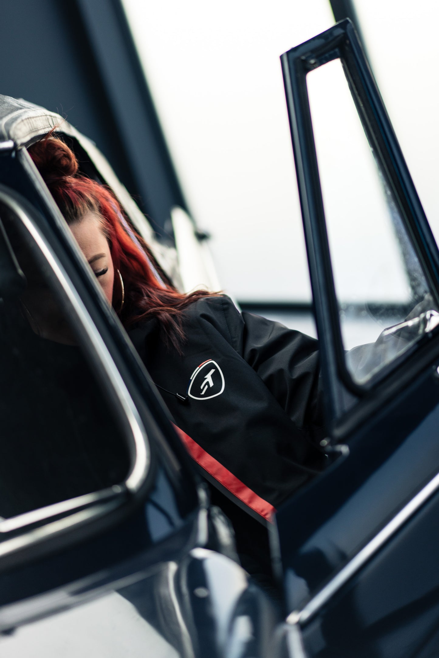 MANTEAU MI-LONG A CAPUCHE BANDE ROUGE SHIFTECH