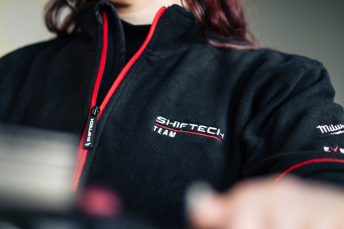 POLAIRE ATELIER SHIFTECH NOIR DÉTAILS ROUGE