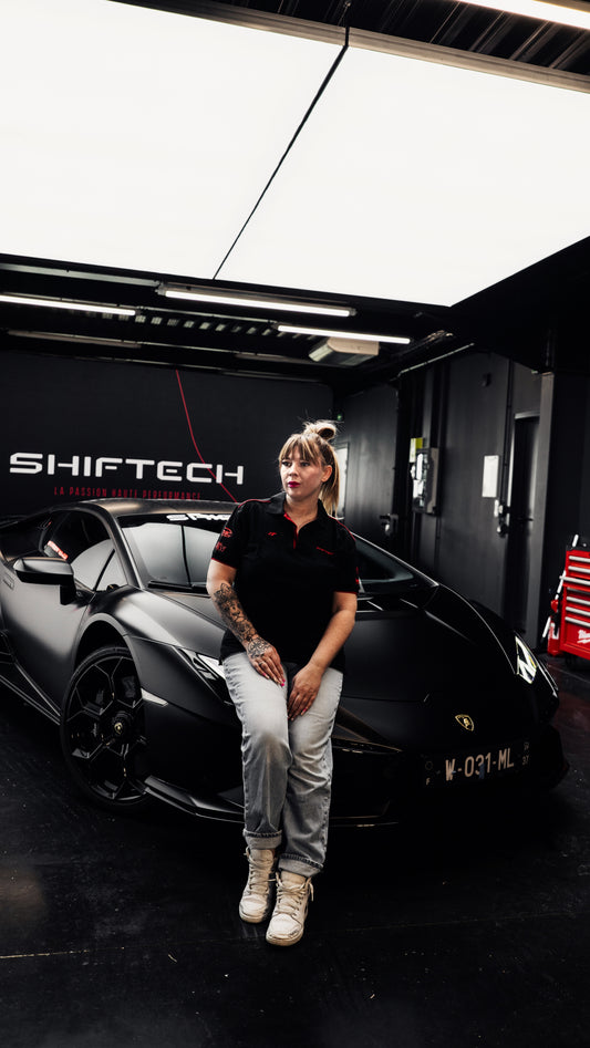 POLO NOIR DÉTAILS ROUGE MANCHES COURTES IMPRIMÉ DOS BANDE ROUGE SHIFTECH - UNISEXE