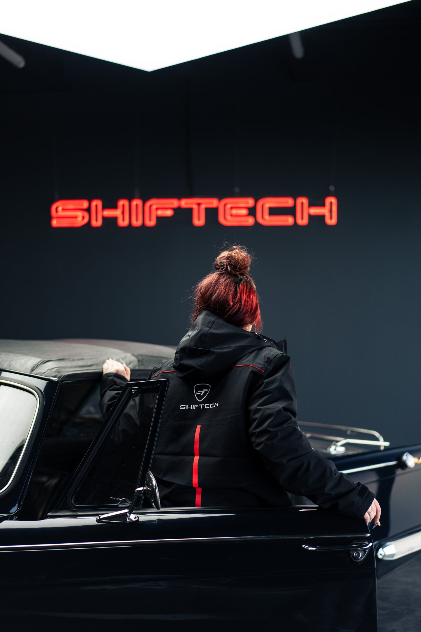 MANTEAU MI-LONG A CAPUCHE BANDE ROUGE SHIFTECH