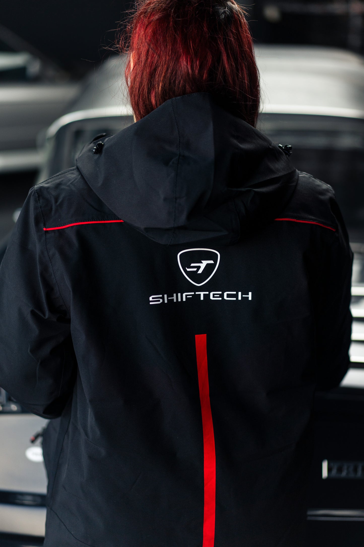 MANTEAU MI-LONG A CAPUCHE BANDE ROUGE SHIFTECH