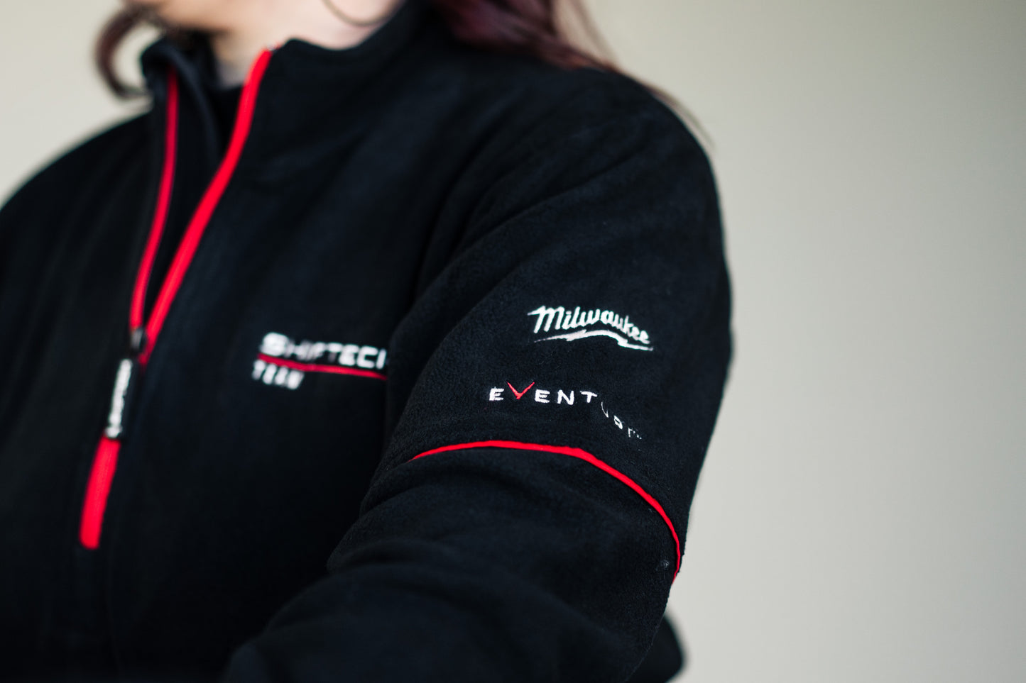 POLAIRE ATELIER SHIFTECH NOIR DÉTAILS ROUGE