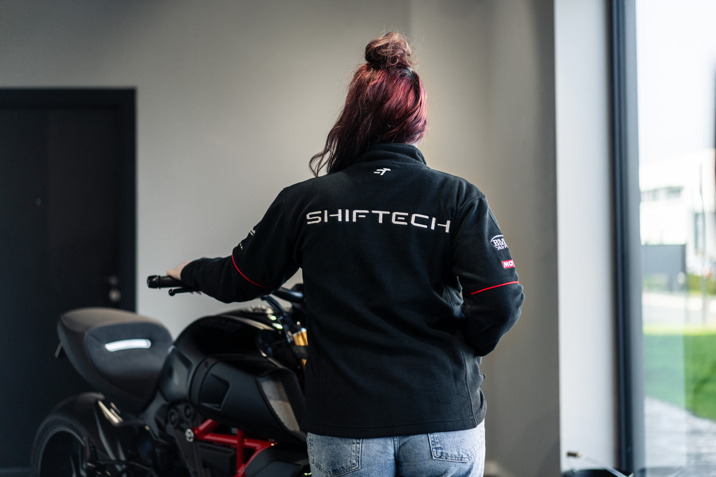 POLAIRE ATELIER SHIFTECH NOIR DÉTAILS ROUGE