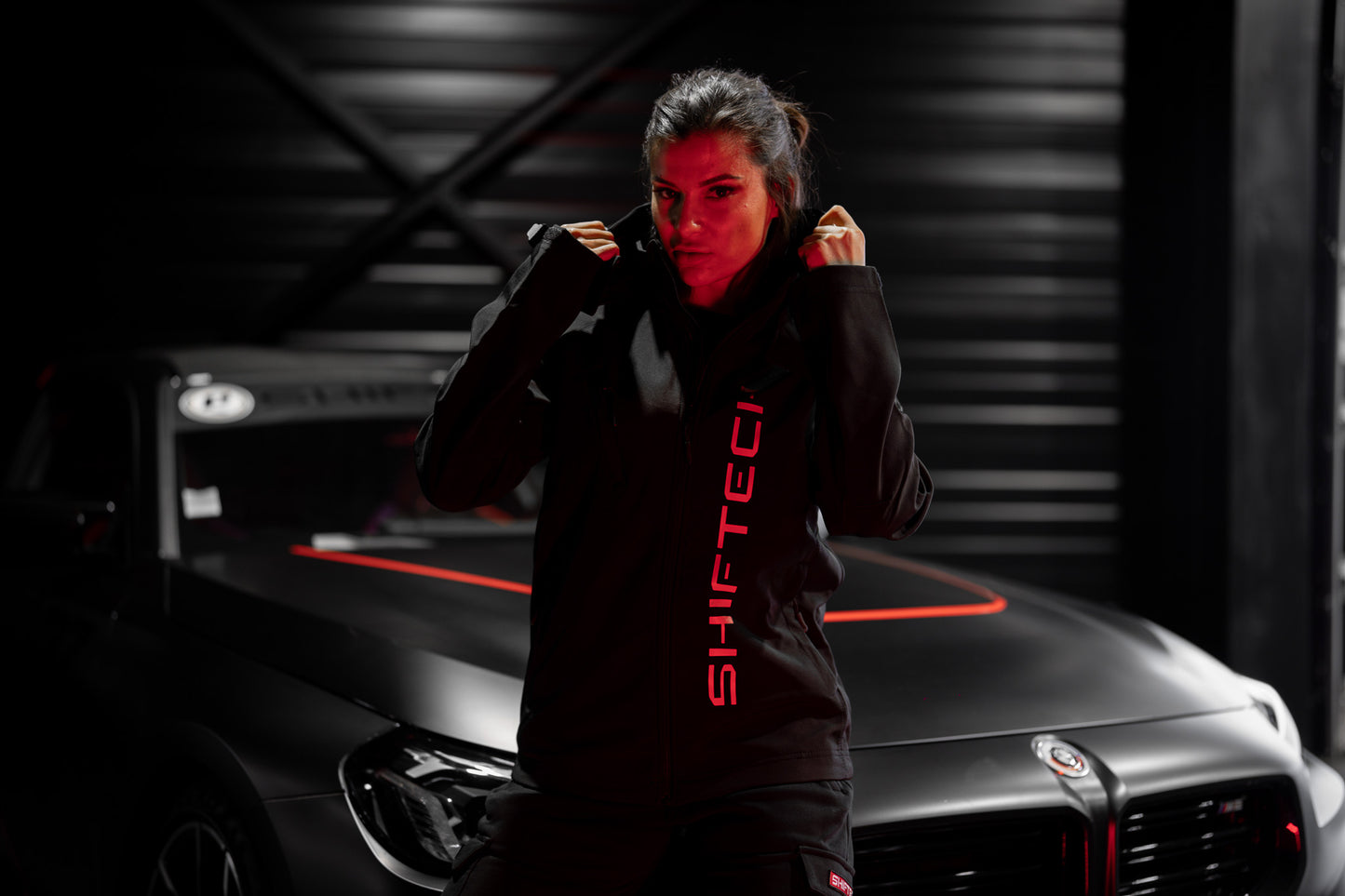 VESTE NOIR À CAPUCHE AMOVIBLE IMPRIMÉ DOS SHIFTECH ROUGE