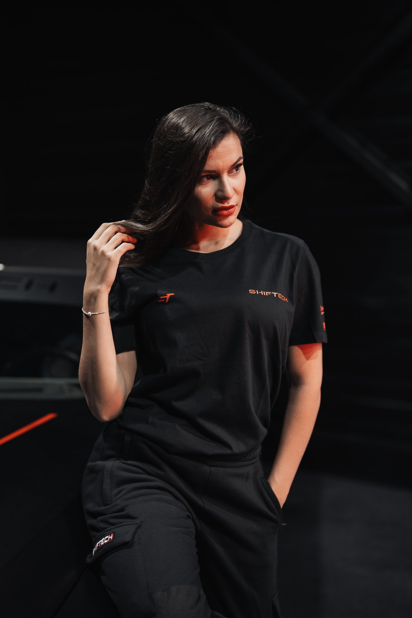 T-SHIRT NOIR MANCHES COURTES IMPRIMÉ DOS BANDE ROUGE SHIFTECH - UNISEXE