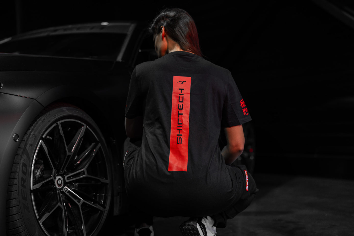 T-SHIRT NOIR MANCHES COURTES IMPRIMÉ DOS BANDE ROUGE SHIFTECH - UNISEXE