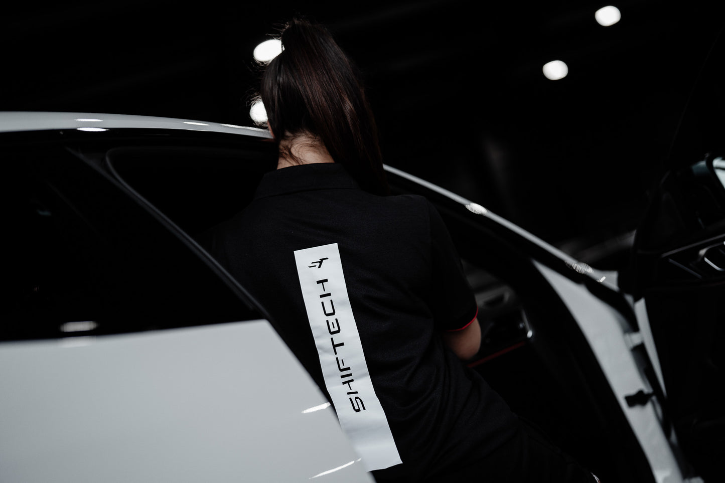 POLO NOIR DÉTAILS ROUGE MANCHES COURTE IMPRIMÉ DOS BANDE BLANCHE SHIFTECH - UNISEXE