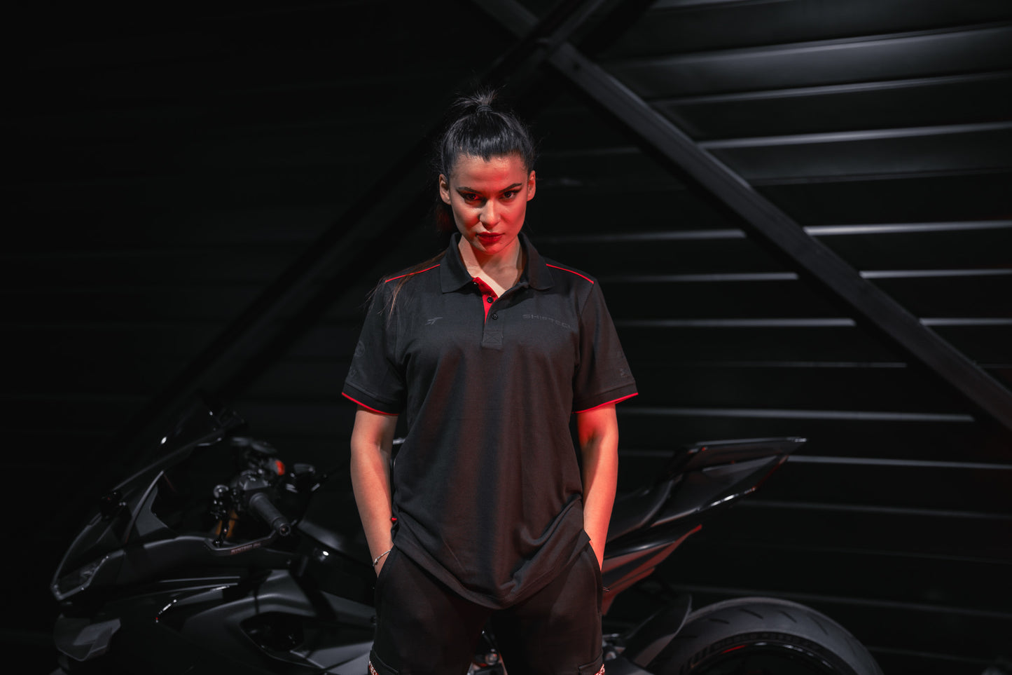 POLO NOIR DÉTAILS ROUGE MANCHES COURTE IMPRIMÉ DOS BANDE NOIR SHIFTECH - UNISEXE