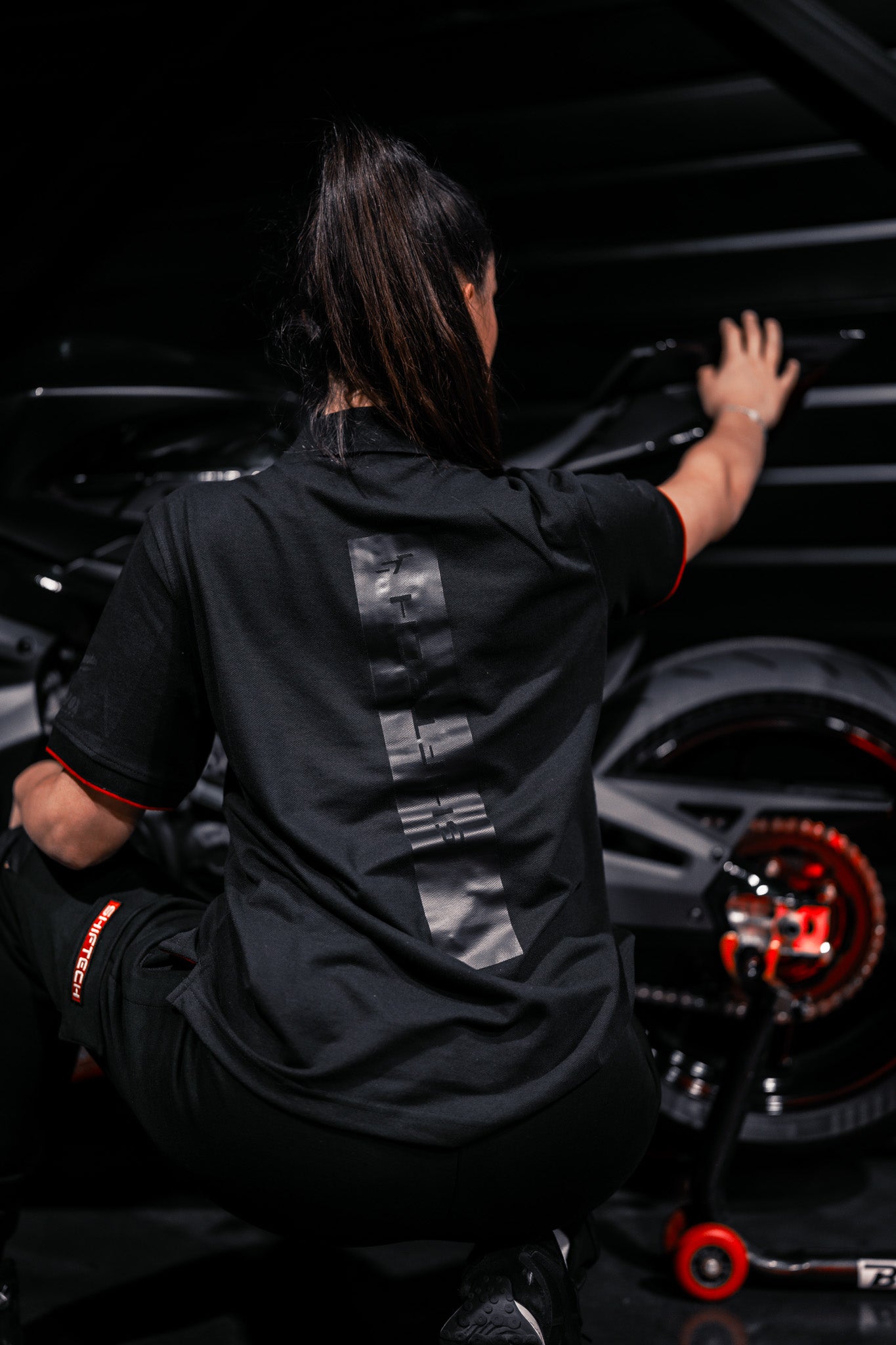 POLO NOIR DÉTAILS ROUGE MANCHES COURTE IMPRIMÉ DOS BANDE NOIR SHIFTECH - UNISEXE