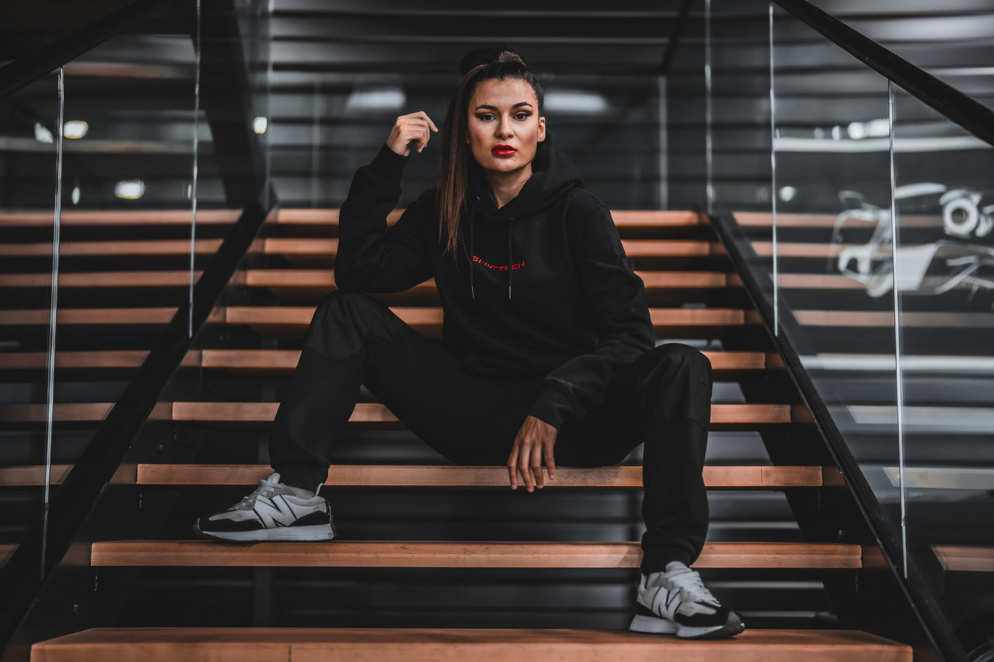 HOODIE NOIR IMPRIMÉ DOS BANDE ROUGE SHIFTECH - UNISEXE