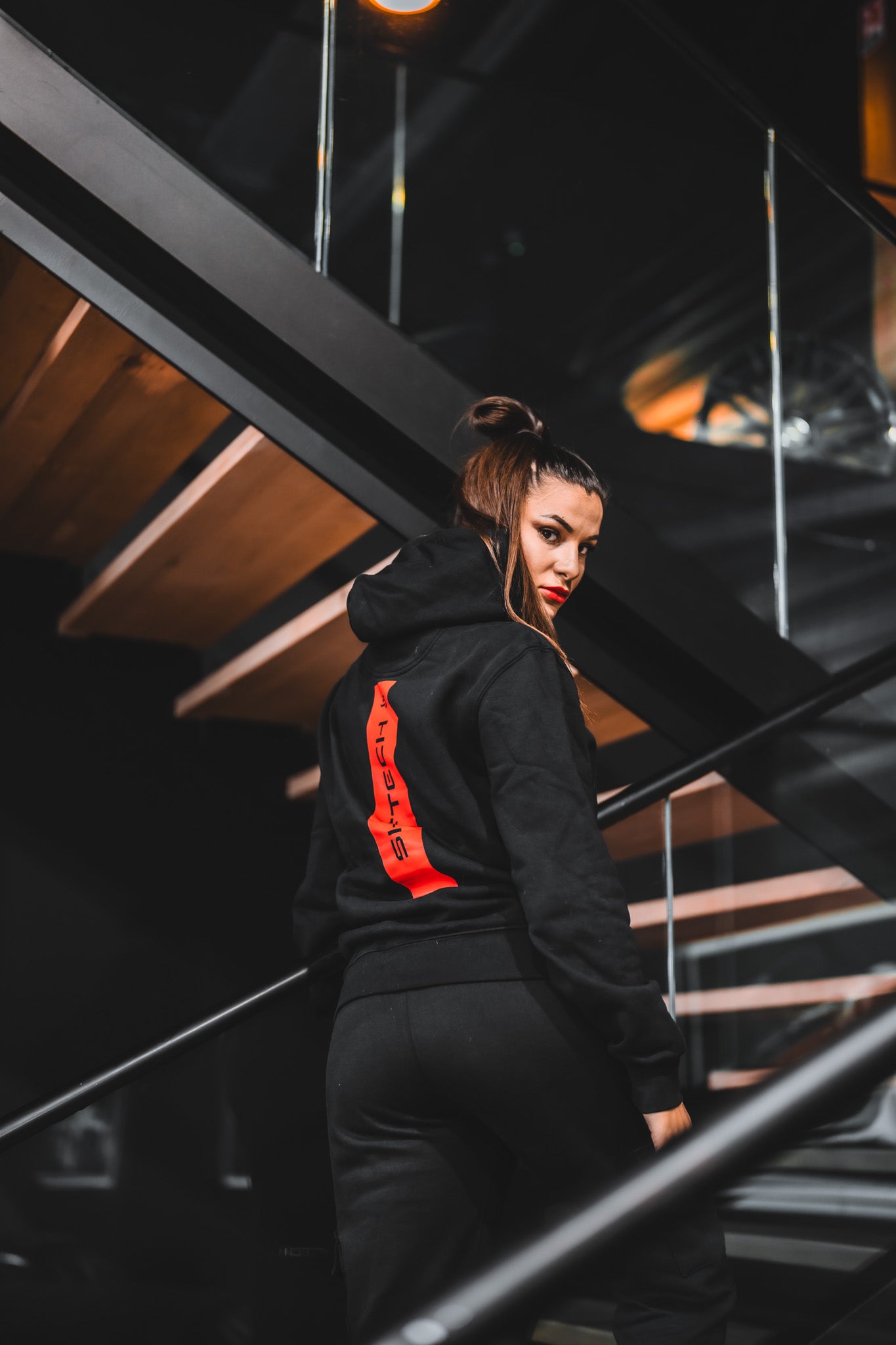 HOODIE NOIR IMPRIMÉ DOS BANDE ROUGE SHIFTECH - UNISEXE