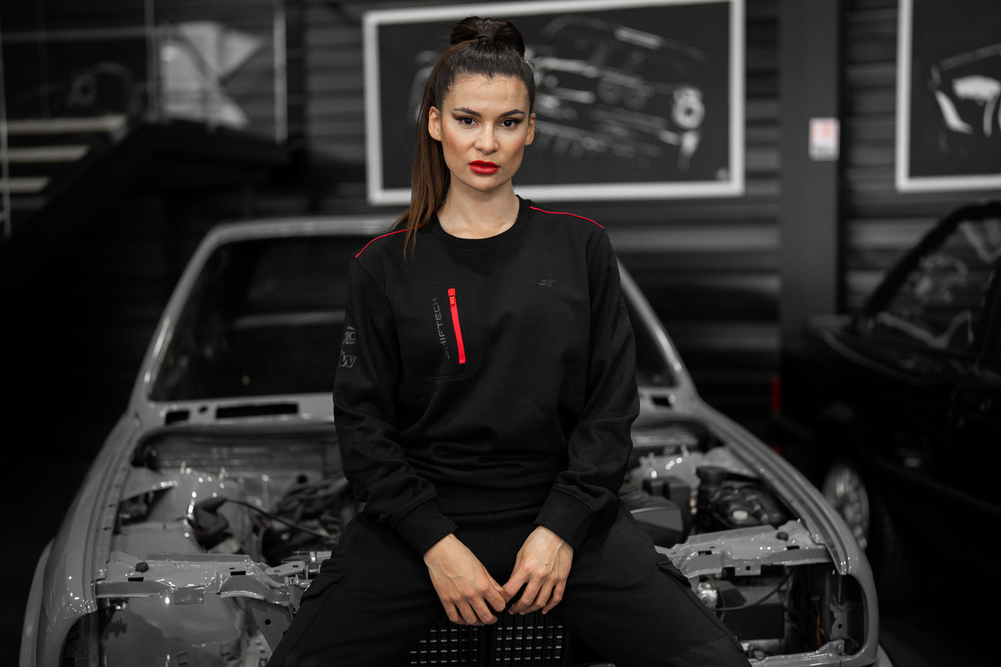 PULL ATELIER NOIR DETAIL ROUGE IMPRIMÉ DOS BANDE NOIR SHIFTECH