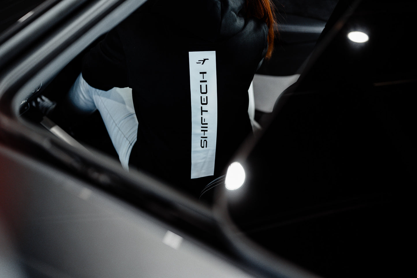 HOODIE NOIR IMPRIMÉ DOS BANDE BLANCHE SHIFTECH - UNISEXE