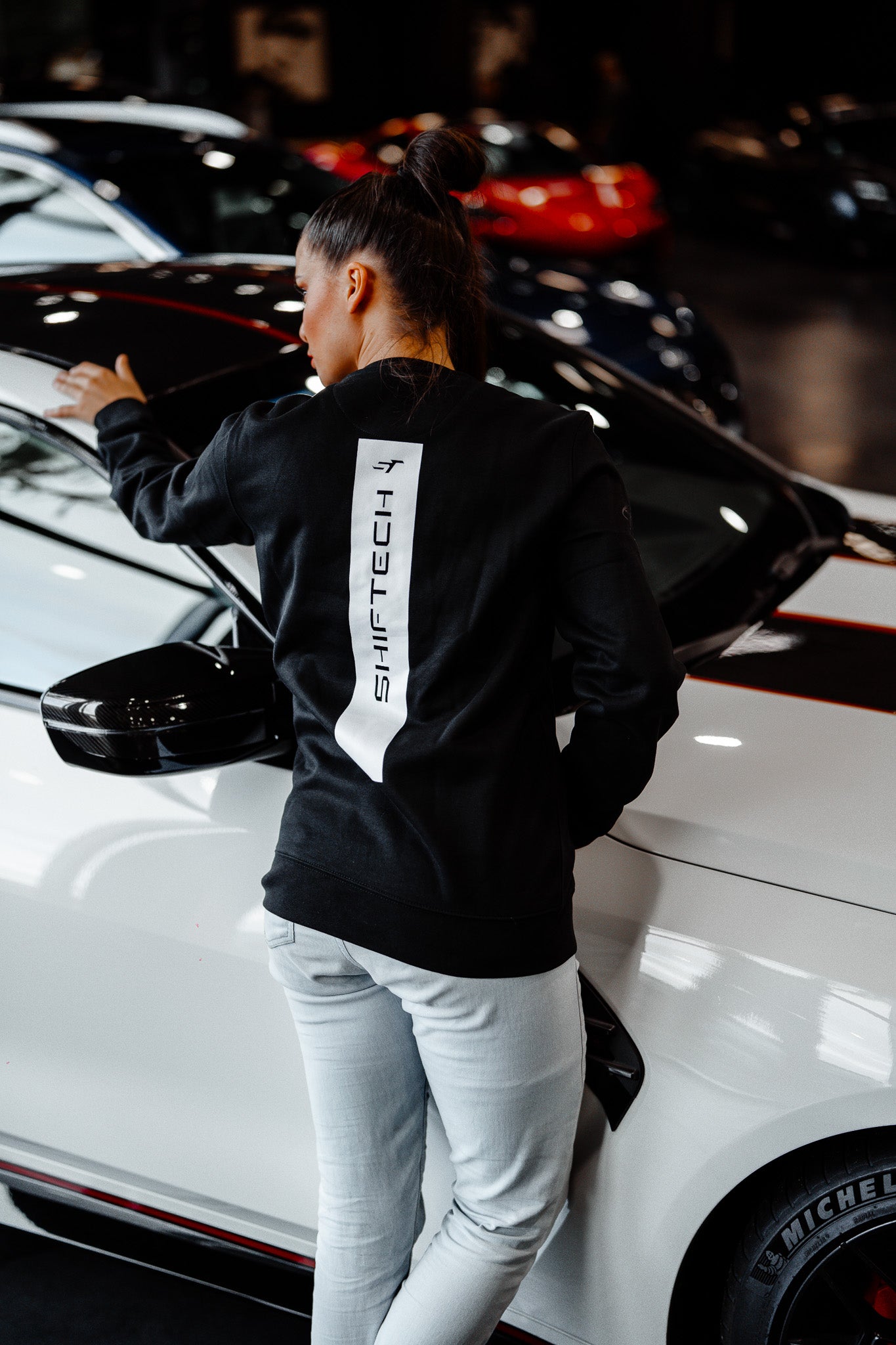 PULL NOIR ATELIER DÉTAIL ROUGE IMPRIMÉ DOS BANDE BLANCHE SHIFTECH - UNISEXE