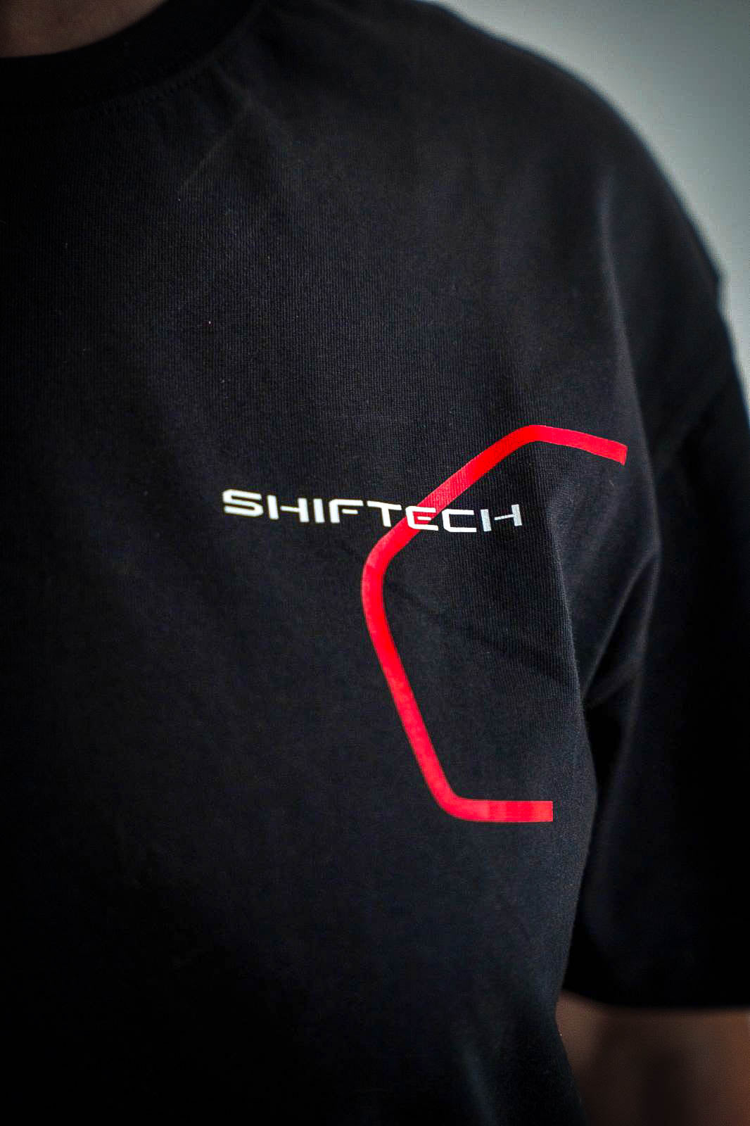 T-SHIRT OVERSIZE NOIR MANCHES COURTES IMPRIMÉ BAS LOGO ST - UNISEXE