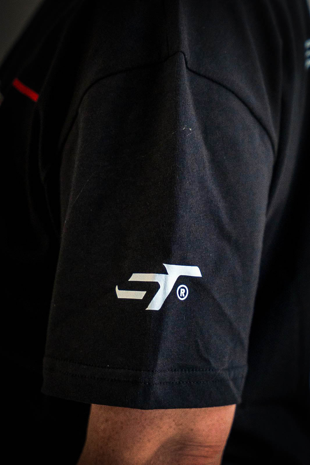 T-SHIRT OVERSIZE NOIR MANCHES COURTES IMPRIMÉ BAS LOGO ST - UNISEXE