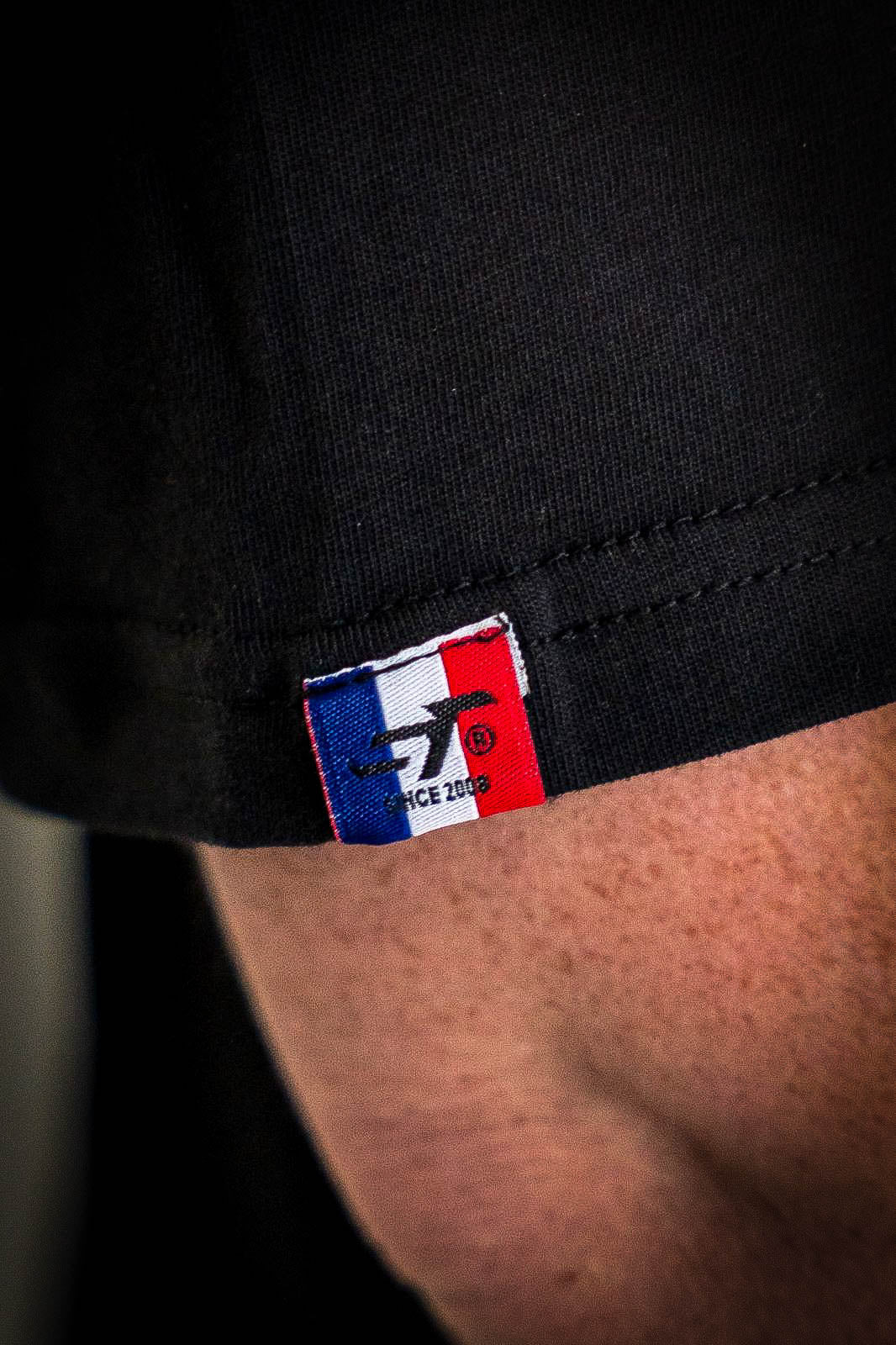 T-SHIRT OVERSIZE NOIR MANCHES COURTES IMPRIMÉ BAS LOGO ST - UNISEXE