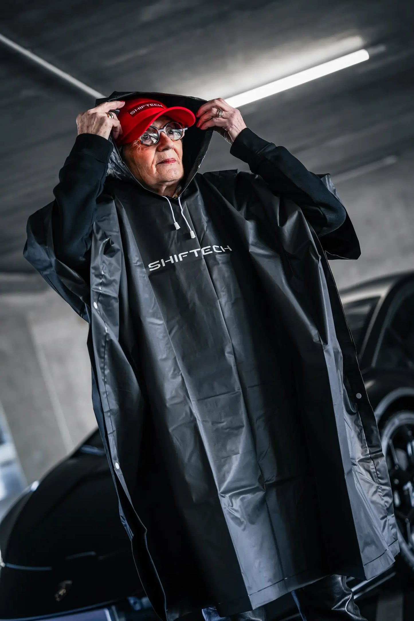 PONCHO NOIR IMPRIMÉ SHIFTECH - UNISEXE